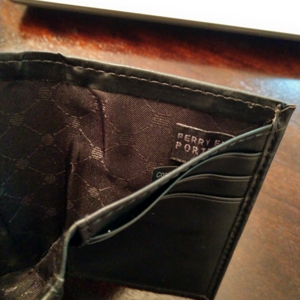 Perry Ellis Wallet - Picture 7 of 7
